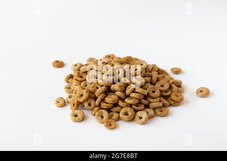 mucchio di cereali cheerios isolato su sfondo bianco, deliziosi e utili anelli colazione cereali, vista laterale primo piano Foto Stock