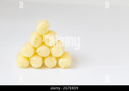 un mucchio di bastoncini di mais dolci croccanti o spuntini con uno spazio ampty per il testo isolato su sfondo bianco Foto Stock