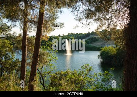 Bellissimo parco con fontana nel lago Foto Stock