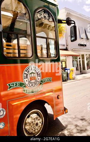 Tour in tram della città vecchia. Nessuna vacanza a Key West è completa senza prenotare il famoso tour in tram della città vecchia. Visite turistiche all'aperto. Foto Stock