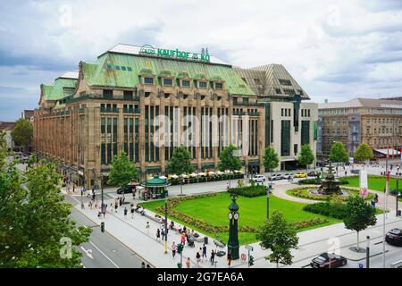 Vista aerea della storica piazza Corneliusplatz con i tradizionali grandi magazzini Kaufhof nel centro di Düsseldorf. Foto Stock