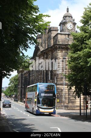 Stagecoach Cumbria e North Lancashire Dennis Enviro400 autobus a due piani su Thurnham Street passando Lancaster Town Hall, martedì 13 luglio 2021 Foto Stock