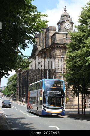 Stagecoach Cumbria e North Lancashire Dennis Enviro400 autobus a due piani su Thurnham Street passando Lancaster Town Hall, martedì 13 luglio 2021 Foto Stock
