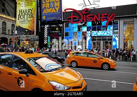 Negozio Disney e taxi gialli a Times Square a Manhattan, a New York City. Foto Stock