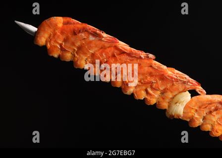 Barbecue di gamberi su spiedini su sfondo nero. Gastronomia brasiliana. Foto Stock