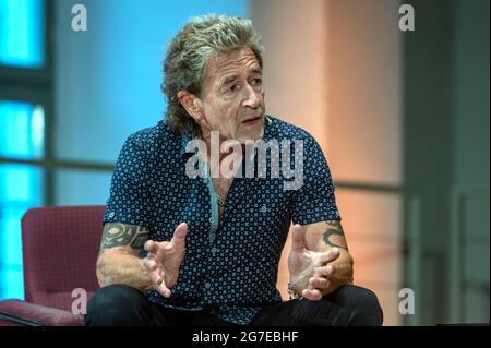 13 luglio 2021, Sachsen-Anhalt, Halle (Saale): Il cantante tedesco Peter Maffay parla della sua vita in un evento ospitato dalle Fondazioni Francke a Halle/Saale. Il tema della conversazione è il benessere dei bambini, per i quali il musicista di successo è attivamente coinvolto in vari progetti. Foto: Hendrik Schmidt/dpa-Zentralbild/dpa Foto Stock