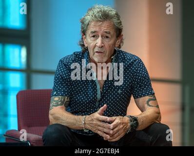 13 luglio 2021, Sachsen-Anhalt, Halle (Saale): Il cantante tedesco Peter Maffay parla della sua vita in un evento ospitato dalle Fondazioni Francke a Halle/Saale. Il tema della conversazione è il benessere dei bambini, per i quali il musicista di successo è attivamente coinvolto in vari progetti. Foto: Hendrik Schmidt/dpa-Zentralbild/dpa Foto Stock