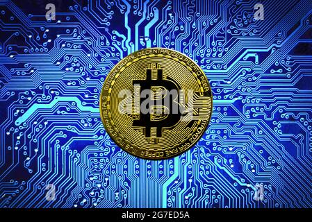 Bitcoin BTC criptovaluta monete d'oro su una scheda madre, nuovo concetto di moneta virtuale. Tecnologia mineraria o blockchain Foto Stock
