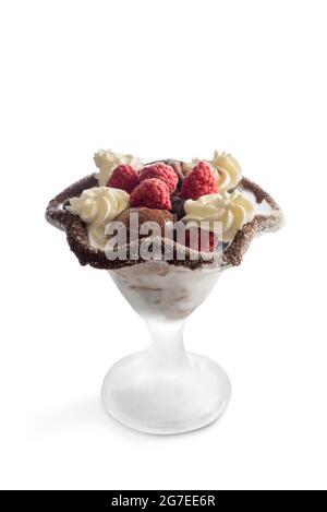 Gelato al cioccolato con panna montata e lamponi in calice isolato su sfondo bianco, spazio copia Foto Stock