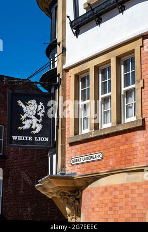 Il 'White Lion' un vecchio pub e punto di riferimento in Underbank, Stockport, Greater Manchester, Inghilterra. I piani superiori sono ora convertiti in appartamenti. Foto Stock