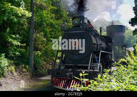 Motore a vapore che estrae il treno dalla stazione al parco divertimenti Dollywood Foto Stock