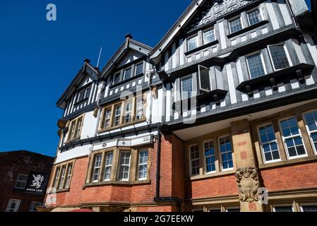 Il 'White Lion' un vecchio pub e punto di riferimento in Underbank, Stockport, Greater Manchester, Inghilterra. I piani superiori sono ora convertiti in appartamenti. Foto Stock