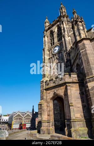 St Mary's Church, un edificio storico vicino al mercato nella città di Stockport, Greater Manchester, Inghilterra. Foto Stock