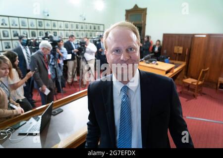 Austin, Texas, Stati Uniti. 13 luglio 2021. John TURNER, D-Dallas, Rep. Dello Stato, parla ai media delle sue ragioni per rimanere ad Austin mentre la Camera tenta di ottenere un quorum di membri il giorno dopo che la maggior parte dei membri democratici ha lasciato lo stato in protesta di restrizioni sui diritti di voto in esame nella 87a legislatura. Meno dei 2/3 membri richiesti hanno mostrato in su in modo da la camera non può condurre legalmente il commercio. Credit: Bob Daemmrich/ZUMA Wire/Alamy Live News Foto Stock