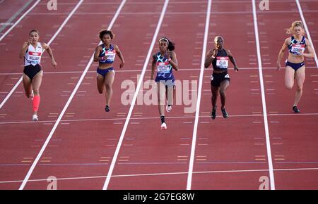 Elaine Thompson-Herah, in Giamaica, vince i 200 metri delle donne davanti alla britannica Jodie Williams (a sinistra) che si è piazzata al secondo posto durante il Gran Premio di Gran Bretagna di Muller nella Wanda Diamond League allo stadio internazionale di Gateshead. Data immagine: Martedì 13 luglio 2021. Foto Stock