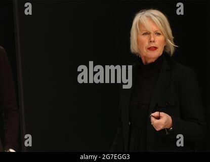 La stilista Betty Jackson alla sua sfilata primaverile alla London Fashion Week tenutasi al Natural History Museum di Londra. Foto Stock