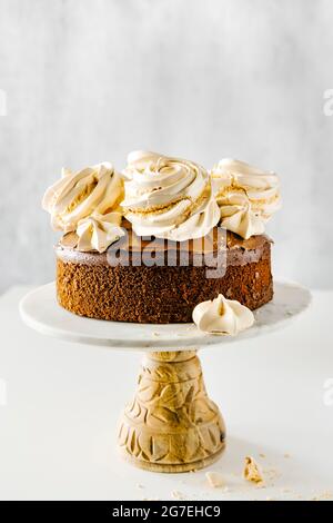 Torta al cioccolato con meringhe al caramello Foto Stock