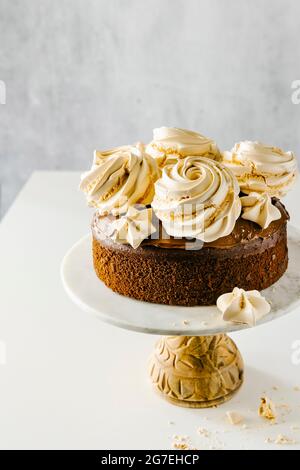 Torta al cioccolato con meringhe al caramello Foto Stock