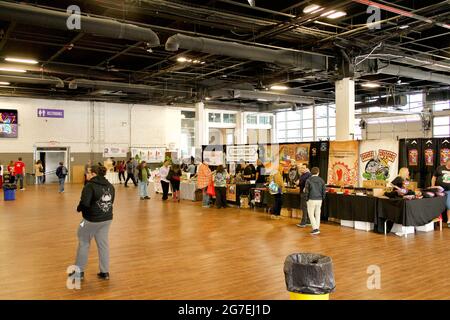 La New York Hot Sauce Expo 2017 si è tenuta al Brooklyn Expo Center. Molti fornitori di salsa calda condividono campioni dei loro prodotti. Foto Stock