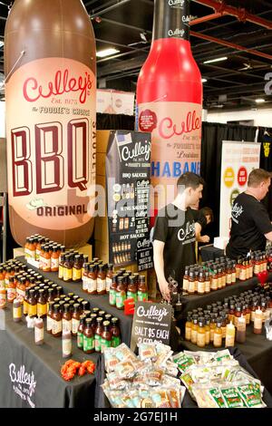 La New York Hot Sauce Expo 2017 si è tenuta al Brooklyn Expo Center. Molti fornitori di salsa calda condividono campioni dei loro prodotti. Foto Stock