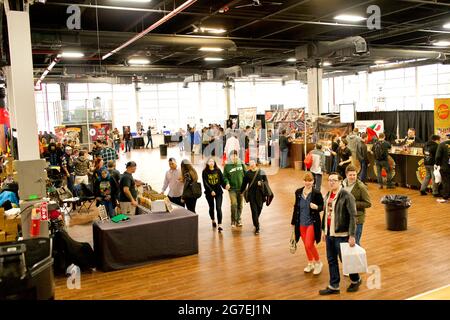 La New York Hot Sauce Expo 2017 si è tenuta al Brooklyn Expo Center. Molti fornitori di salsa calda condividono campioni dei loro prodotti. Foto Stock