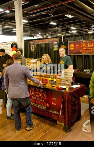 La New York Hot Sauce Expo 2017 si è tenuta al Brooklyn Expo Center. Molti fornitori di salsa calda condividono campioni dei loro prodotti. Foto Stock