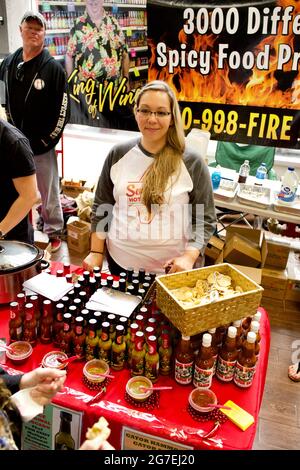 La New York Hot Sauce Expo 2017 si è tenuta al Brooklyn Expo Center. Molti fornitori di salsa calda condividono campioni dei loro prodotti. Foto Stock