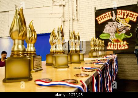 Al Brooklyn Expo Center si sono tenuti premi all'Hot Sauce Expo 2017 di New York. Molti fornitori di salsa calda condividono campioni dei loro prodotti. Foto Stock