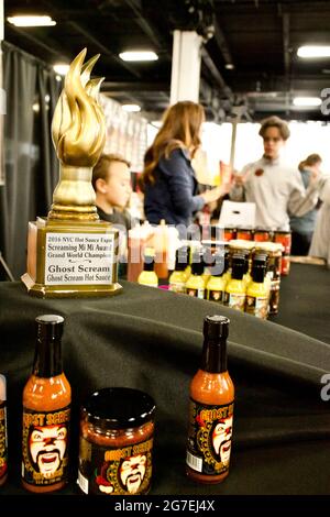 La New York Hot Sauce Expo 2017 si è tenuta al Brooklyn Expo Center. Molti fornitori di salsa calda condividono campioni dei loro prodotti. Foto Stock