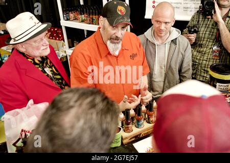 La New York Hot Sauce Expo 2017 si è tenuta al Brooklyn Expo Center. Molti fornitori di salsa calda condividono campioni dei loro prodotti. Foto Stock