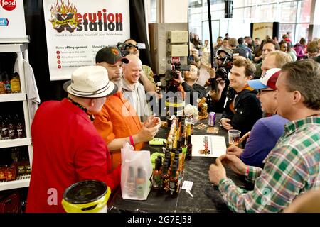 La New York Hot Sauce Expo 2017 si è tenuta al Brooklyn Expo Center. Molti fornitori di salsa calda condividono campioni dei loro prodotti. Foto Stock