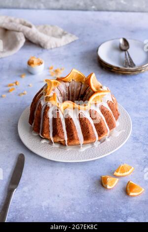 Torta Bundle tradizionale con ciliegia e arance Foto Stock