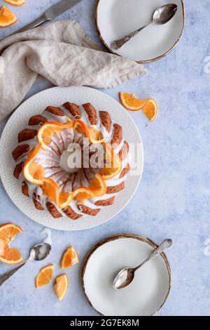 Torta Bundle tradizionale con ciliegia e arance Foto Stock