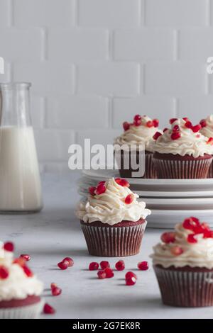 Cupcake di velluto rosso su una superficie di lavoro bianca Foto Stock