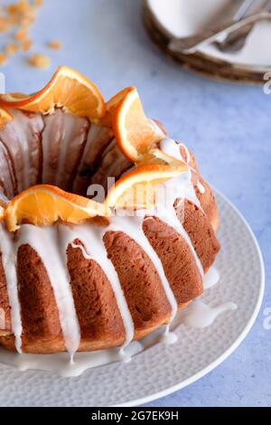 Torta Bundle tradizionale con ciliegia e arance Foto Stock