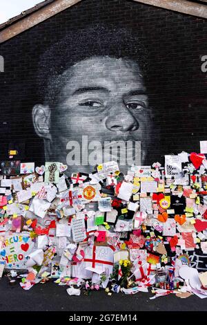 Manchester, Regno Unito. 13 luglio 2021. Messaggi di sostegno a un murale per il calciatore inglese Marcus Rashford il 13 luglio 2021 a Manchester, in Inghilterra, dopo aver ricevuto abusi razzisti dopo aver perso una sanzione durante la finale inglese Euro 2020 contro l'Italia. (Foto di Daniel Chesterton/phcimages.com) Credit: PHC Images/Alamy Live News Foto Stock