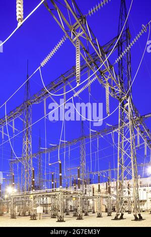 Sottostazione elettrica illuminata al tramonto. Foto Stock