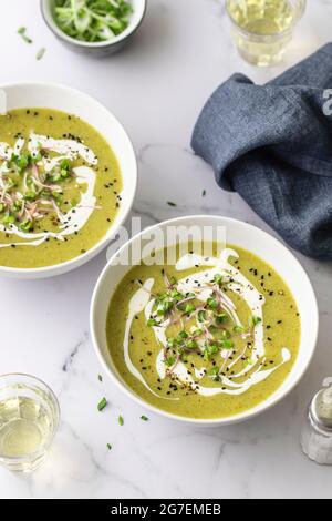 Zuppa di broccoli-zucchine con zuppa Foto Stock