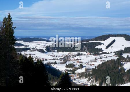 OBERSTAUFEN, GERMANIA - 29 DEC, 2017: Splendida vista sulla stazione sciistica innevata di Oberstaufen nelle Alpi bavaresi con conifere verdi Foto Stock