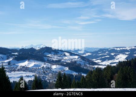 OBERSTAUFEN, GERMANIA - 29 DEC, 2017: Splendida vista sulla stazione sciistica innevata di Oberstaufen nelle Alpi bavaresi con conifere verdi Foto Stock