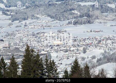 OBERSTAUFEN, GERMANIA - 29 DEC, 2017: Splendida vista sulla stazione sciistica innevata di Oberstaufen, sulle Alpi bavaresi Foto Stock