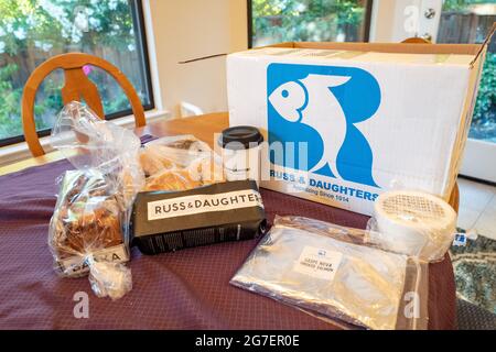 Bagel, caffè e altri contenuti di una scatola di consegna Russ and Daughters a Lafayette, California, parte di un programma artigianale di consegna di cibo, 15 giugno 2021. () Foto Stock