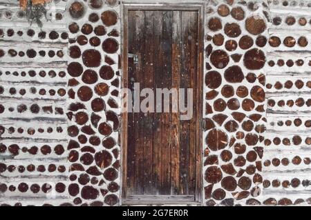 Questa vecchia capanna di legno pan di zenzero casa nei boschi è complicato e semplice. Vengono mostrate le pareti di legno del cordone stagionato. Foto Stock