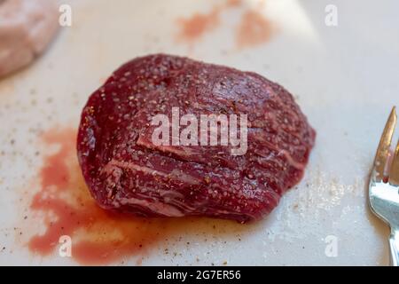 Bistecca mignon di filetto crudo 4K ranch alimentato con erba dal Roam Butchers' Shop sul tagliere, Lafayette, California, 19 giugno 2021. () Foto Stock