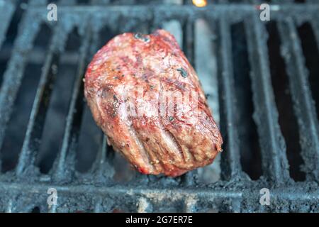 Bistecca di filetto mignon alimentata con erba da ranch 4K dal Roam Butchers' Shop sulla griglia per barbecue, Lafayette, California, 19 giugno 2021. () Foto Stock