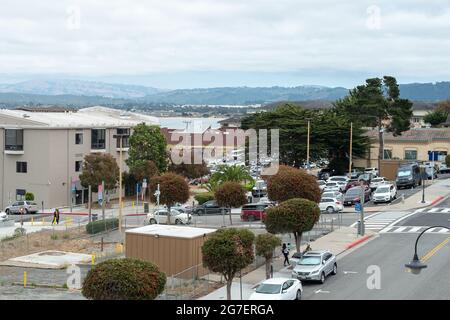 Vista aerea del centro di Monterey, California, tra cui Monterey Bay in lontananza e alcune parti di Cannery Row, luglio 2021. () Foto Stock