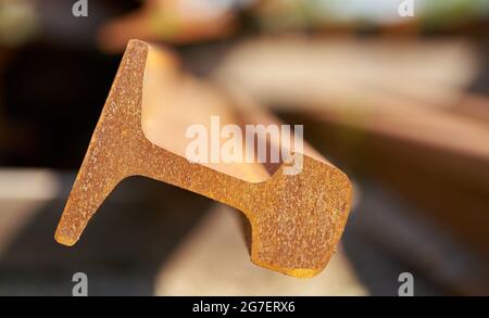 Primo piano della sezione trasversale di una ferrovia arrugginita in un deposito Foto Stock