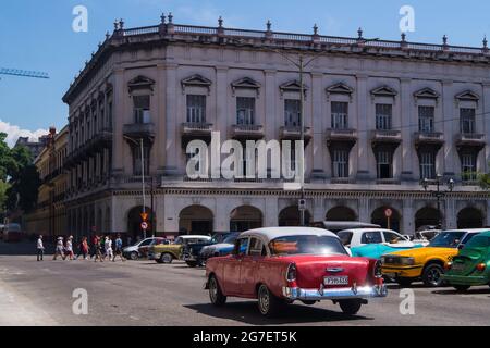 Un'auto classica vagano per la città di la Habana Vieja a la Habana, Cuba. 21 maggio 2019. Foto Stock