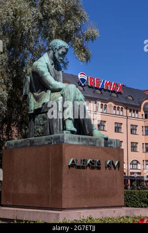 Statua in bronzo del famoso autore finlandese Aleksis Kivi, nel centro di Helsinki Foto Stock