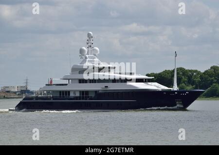 Super Yacht TRIPLICE SETTE visto in direzione del Tamigi per trascorrere alcuni giorni a Londra Foto Stock